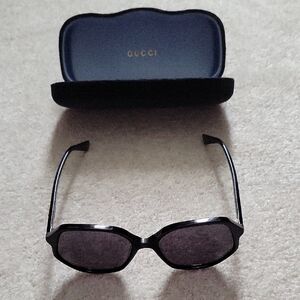 NWOT GUCCI Black Geometric Sunglasses
